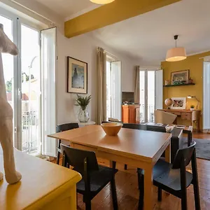bright-apartment-with-two-bedrooms.hotels-lisbon-portugal.com/